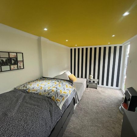 Beautiful Place To Live Near Heathrow Windsor Legoland & Free Parking Onsite Burnham  Exterior photo